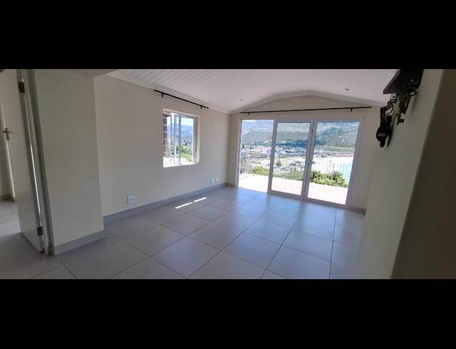 2 BEDROOM PROPERTY TO RENT IN FISH HOEK